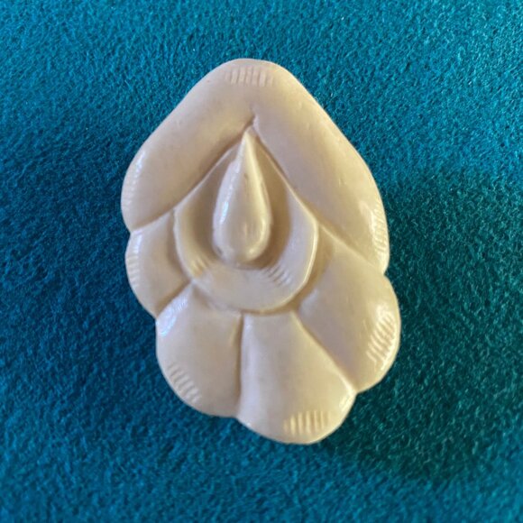 Vintage Hand Carved Jewelry Set Celluloid Brooch and Screw Back Earrings c1940s - Picture 3 of 8